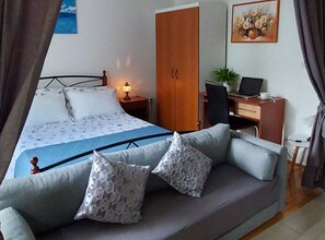 Hus (Two bedroom apartment) | 2 sovrum och barnsängar