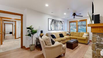 Fernseher, Kamin, DVD-Player, Tischfußball