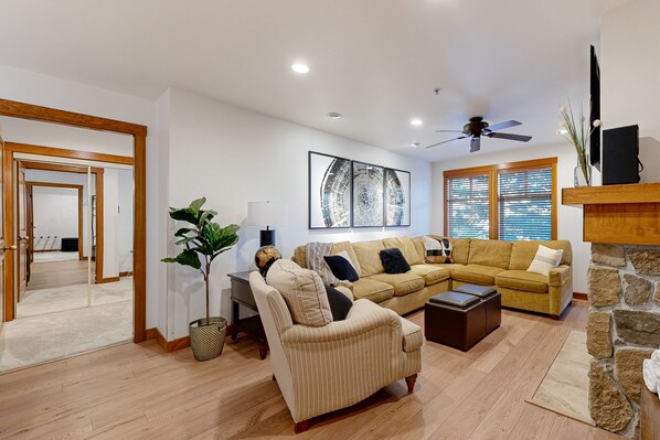 Télévision, cheminée, lecteur de DVD, baby-foot