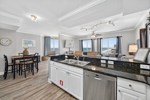 Frigorífic, microones, forn i placa de cuina 