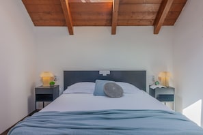Tabla de planchar con plancha, wifi gratis y ropa de cama 