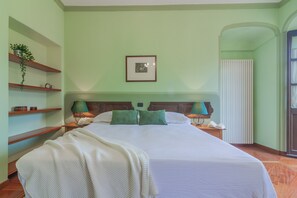 1 habitación, tabla de planchar con plancha, wifi gratis y ropa de cama 