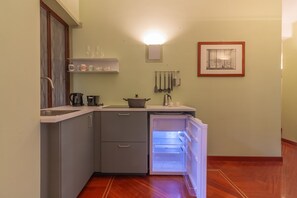 Geladeira, micro-ondas, cooktop, cafeteira/chaleira