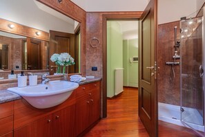 Dusche, Haartrockner, Bidet, Handtücher