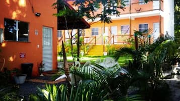 المنطقة المحيطة بالمنشأة