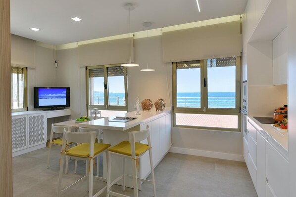 Kühlschrank, Mikrowelle, Ofen, Geschirrspüler