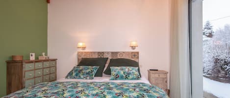 1 bedroom, travel cot, free WiFi, bed sheets