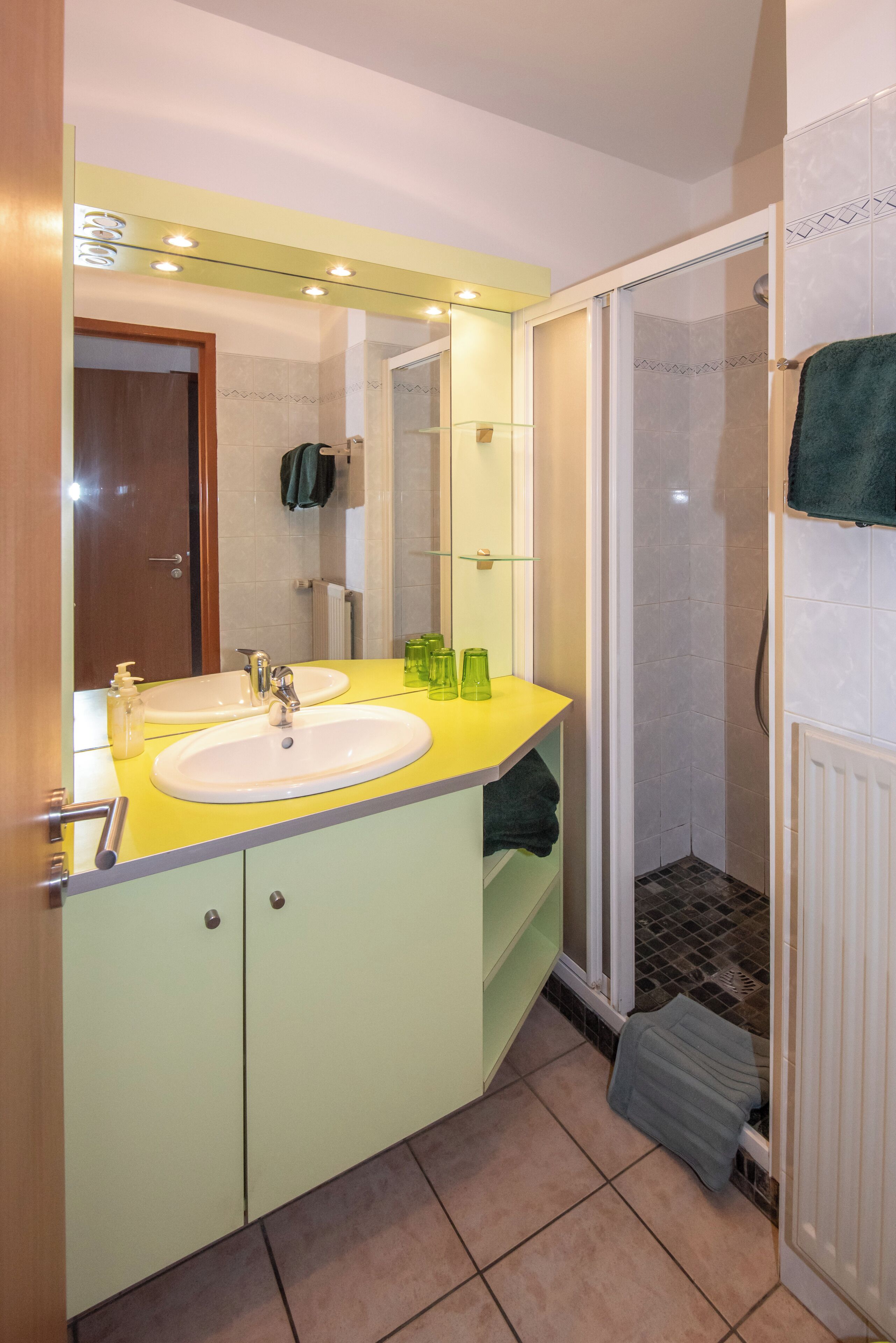 Douche, sèche-cheveux, serviettes fournies, savon