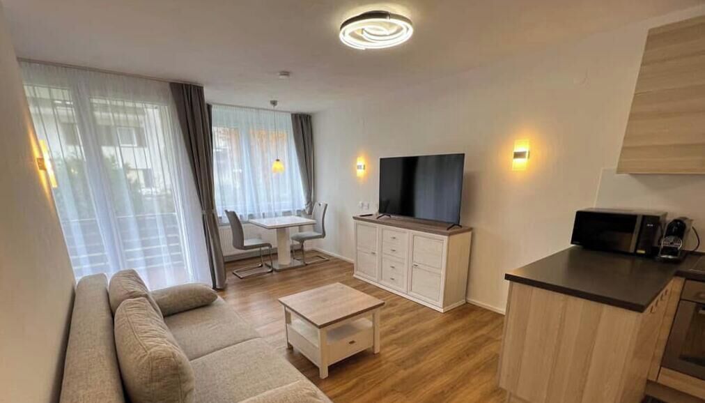 Fernseher, Tischtennisplatte, Stereoanlage