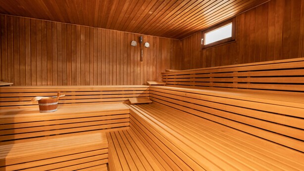 A sauna with wooden benches and a small window. - Bergromantik Oberstdorf - Tiefenbach (Oberstdorf)