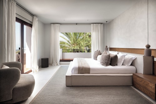 Stunning luxury new-refurbished. Beach 5 mins. Breathtaking Sea & Mountain Views