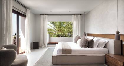 Stunning luxury new-refurbished. Beach 5 mins. Breathtaking Sea & Mountain Views
