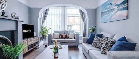 Télévision, cheminée, espaces bureaux