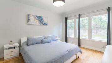 3 bedrooms, desk, travel crib, internet