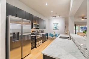 Geladeira, micro-ondas, fogão, cooktop