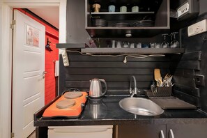 Fridge, microwave, stovetop, electric kettle - Cozy Central Flat w/Netflix & Elevator Near Metro 2 minute walking distance (Istanbul)