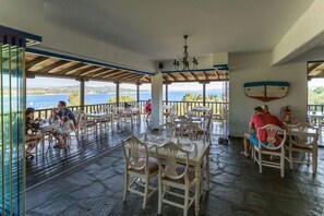 รับประทานอาหารกลางแจ้ง