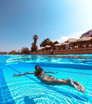 Una piscina al aire libre