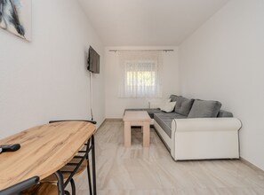 Apartment (Guest Gouse Stipanovi Dvori - One Bed) | Living room | 32-inch flat-screen TV with satellite channels - Guest House Stipanovi Dvori (Benkovac)