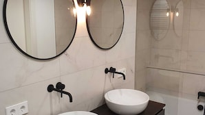 Apartment | Bathroom | Towels - Chic City Center (Luxembourg City)