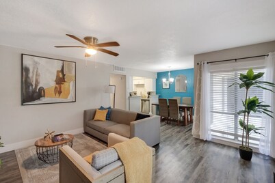 Lux 2bd King Bed, Park & Walk to AT&T, Global Life