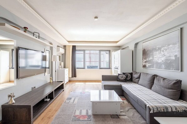 Smart TV - Cozy Duplex Apartment w/Elevator&Patio Near Metro (Istanbul)