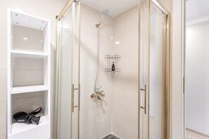 Haartrockner, Handtücher, Shampoo, Toilettenpapier
