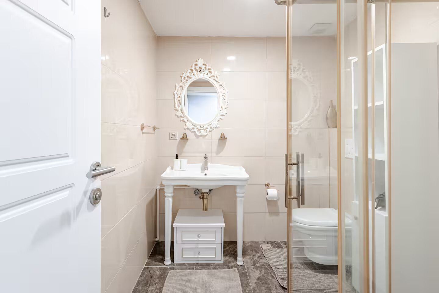 Sèche-cheveux, serviettes fournies, shampoing, papier toilette
