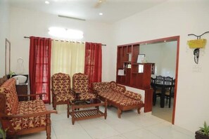 Living area - raison d'être - Premium Room with Balcony (Kumarakom)