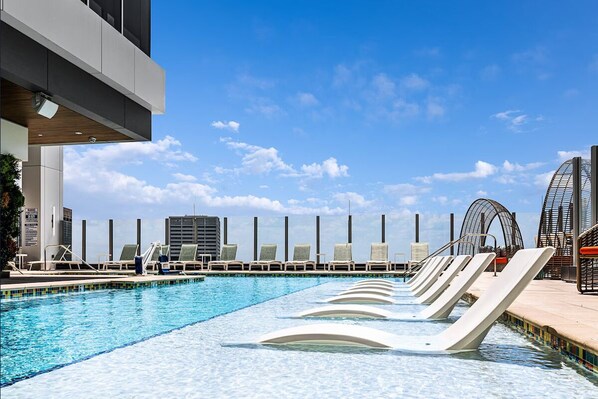 Una piscina al aire libre
