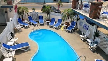 Una piscina al aire libre de temporada