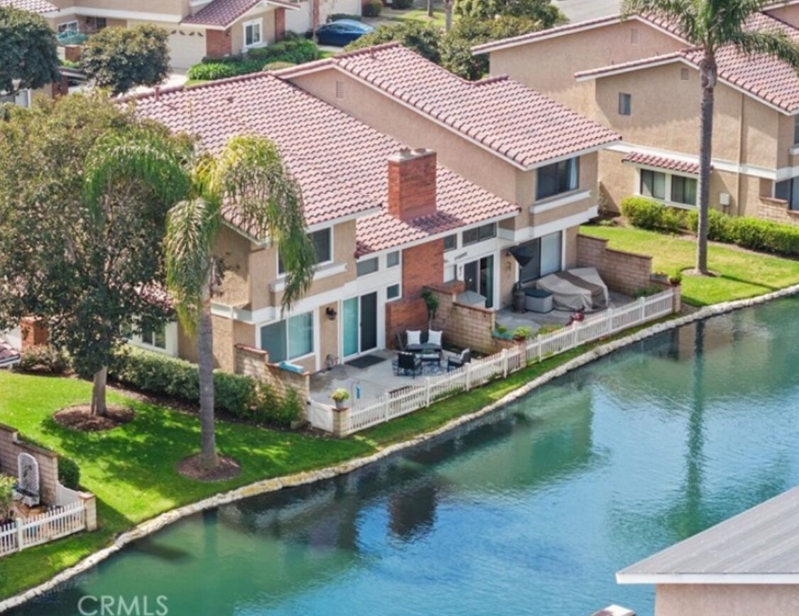 Lake Front Cozy townhome minutes away from the beach/shopping in gated community