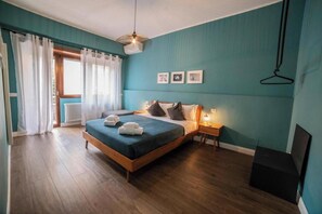 4 bedrooms, desk, iron/ironing board, free WiFi