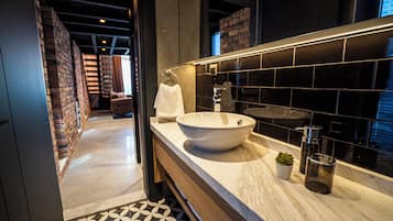 Appartement Duplex Luxe, balcon, vue ville | Salle de bain | Sèche-cheveux, chaussons, serviettes fournies, savon