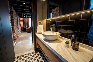 Luxury-Maisonette, Balkon, Stadtblick | Badezimmer | Haartrockner, Hausschuhe, Handtücher, Seife