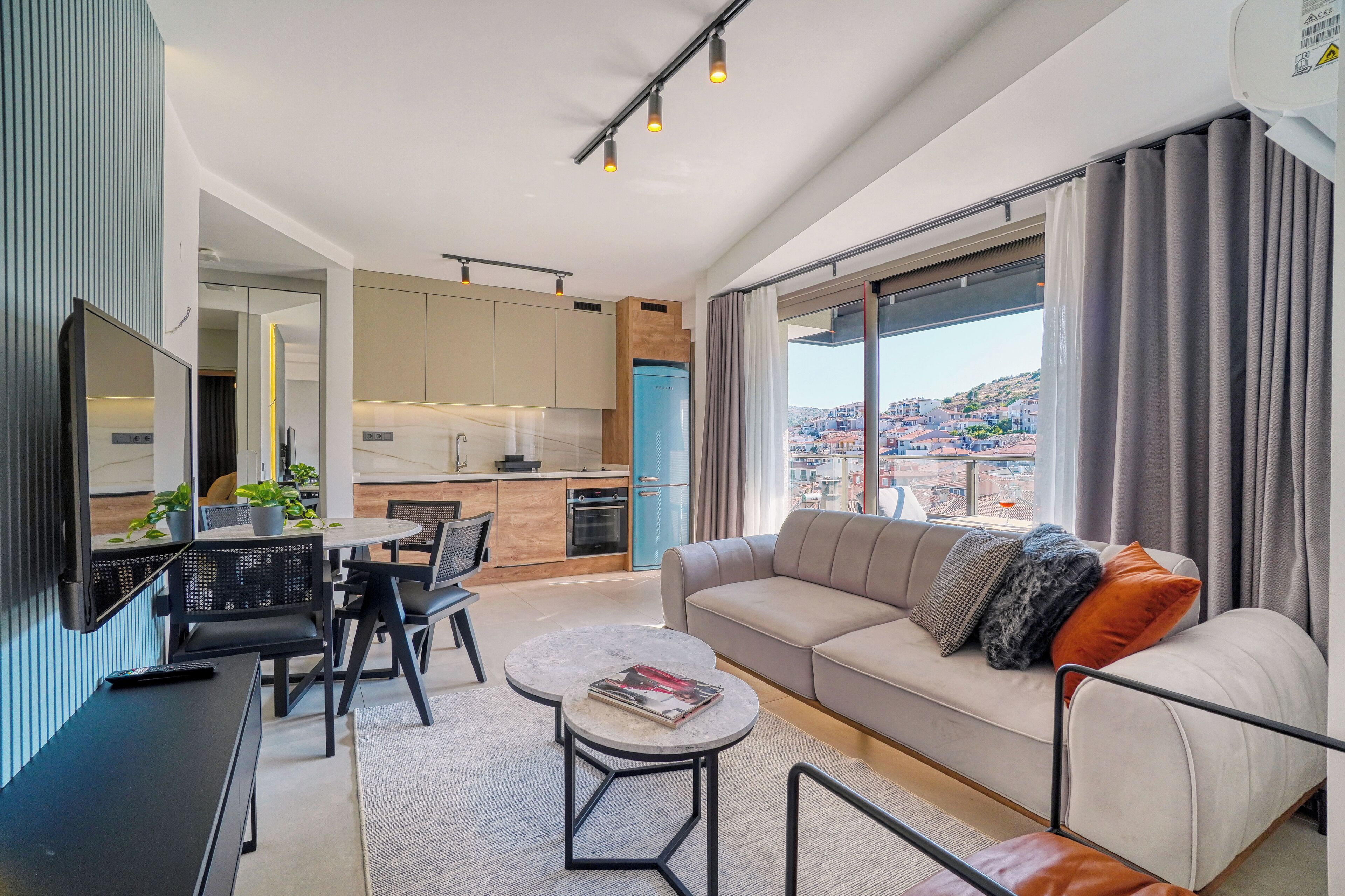 Executive-svíta - svalir - borgarsýn | Rúmföt af bestu gerð, skrifborð, vinnuaðstaða fyrir fartölvur