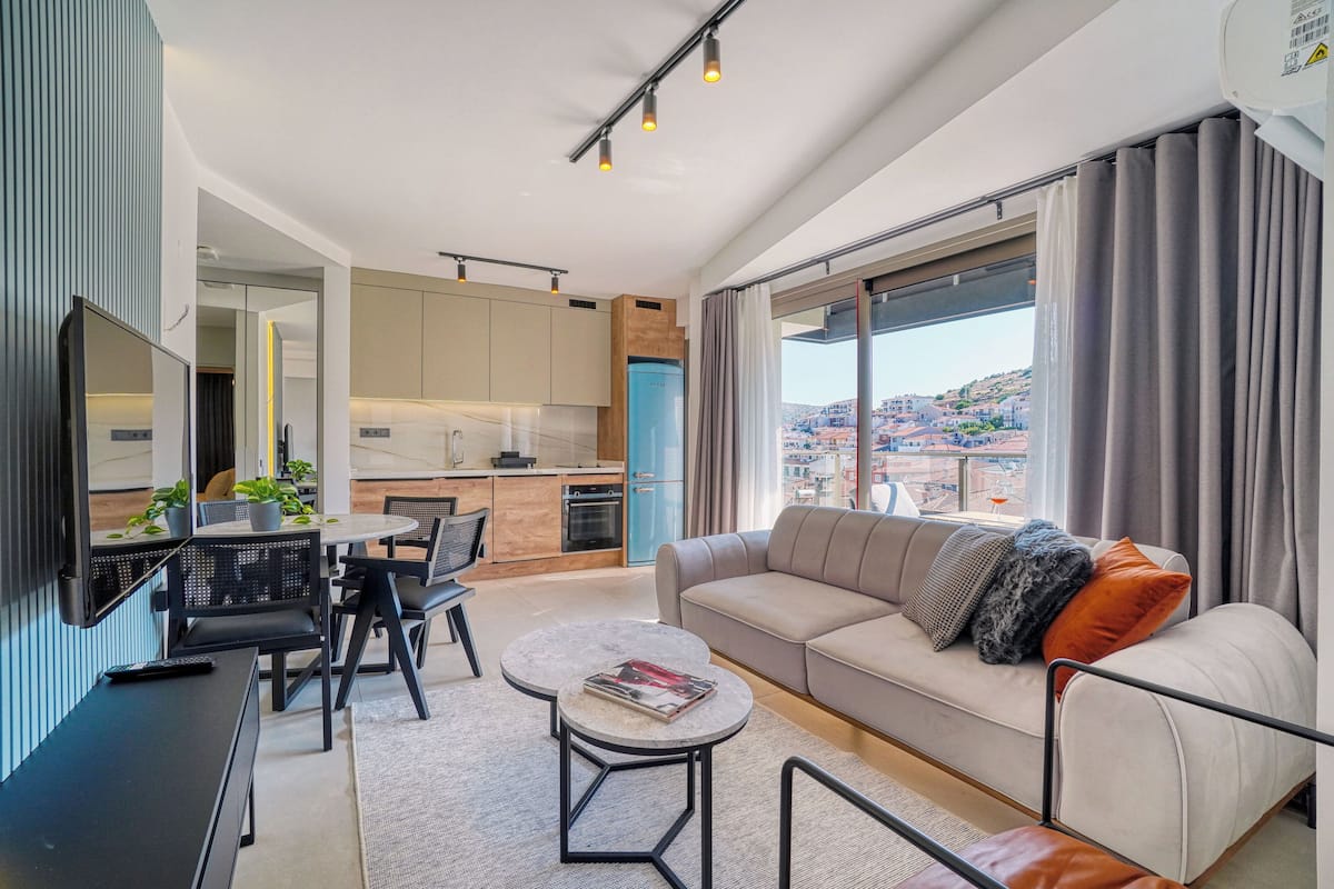 1 bedroom, premium bedding, desk, laptop workspace