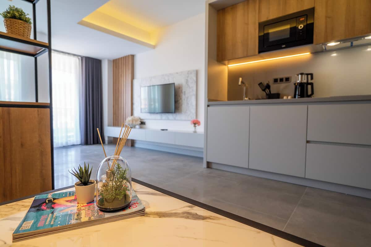 1 bedroom, premium bedding, desk, laptop workspace