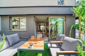 Garden Suite with Private Garden | Rúmföt af bestu gerð, skrifborð, vinnuaðstaða fyrir fartölvur