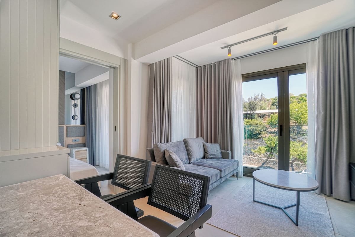 1 bedroom, premium bedding, desk, laptop workspace