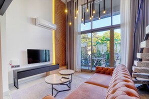 Nhà Duplex Cao cấp, ban công, quang cảnh thành phố | Bộ đồ giường cao cấp, bàn, khu vực làm việc phù hợp cho laptop 