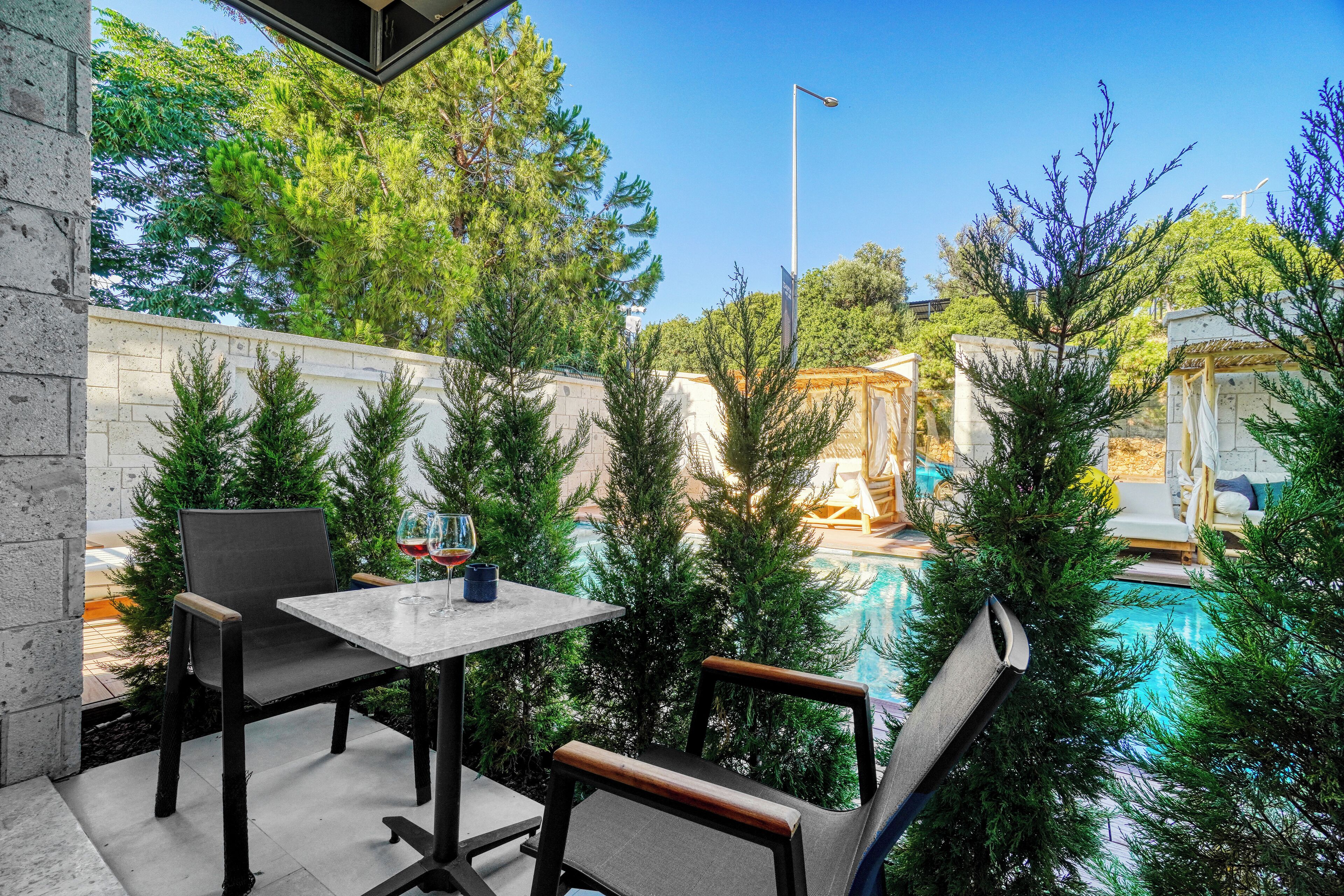 Lúxustvíbýli - svalir - borgarsýn | Rúmföt af bestu gerð, skrifborð, vinnuaðstaða fyrir fartölvur