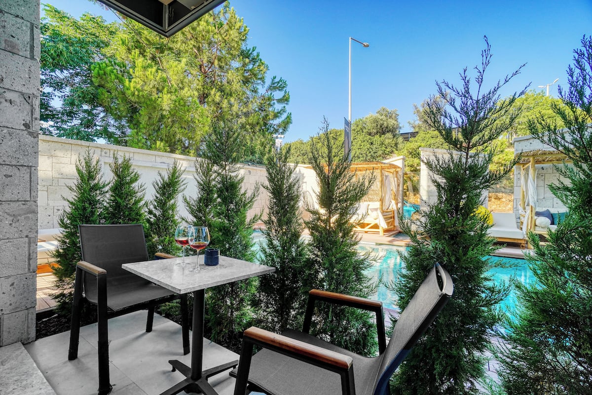 Lúxustvíbýli - svalir - borgarsýn | Rúmföt af bestu gerð, skrifborð, vinnuaðstaða fyrir fartölvur