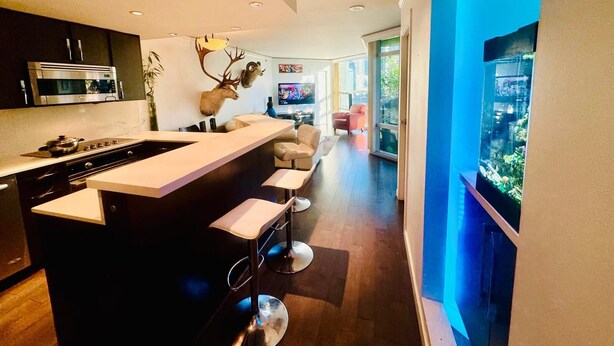 Coffee/tea maker, fridge, microwave, oven - Spacious 3-bedroom apartment with AC, WiFi in welcoming Vancouver (Vancouver)