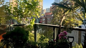 Property grounds - Spacious 3-bedroom apartment with AC, WiFi in welcoming Vancouver (Vancouver)