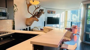 Interior - Spacious 3-bedroom apartment with AC, WiFi in welcoming Vancouver (Vancouver)