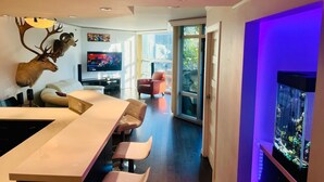 Interior - Spacious 3-bedroom apartment with AC, WiFi in welcoming Vancouver (Vancouver)