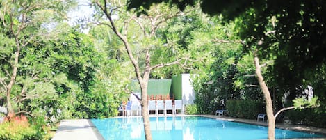 Una piscina al aire libre