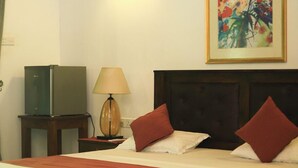 Deluxe-Doppelzimmer, Gartenblick | Schreibtisch, laptopgeeigneter Arbeitsplatz