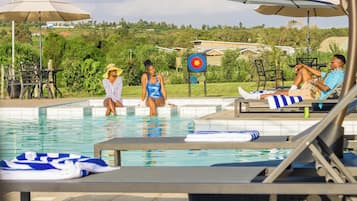 Piscine extérieure, parasols de plage, chaises longues